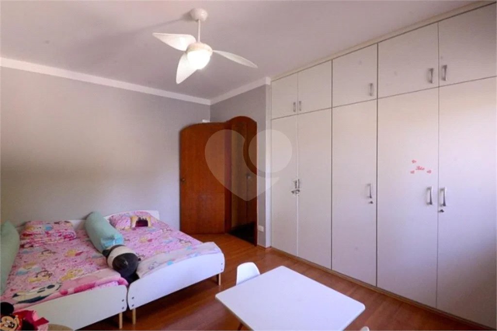 Casa com 4 Dormitórios sendo 1 suíte, com 3 Vagas