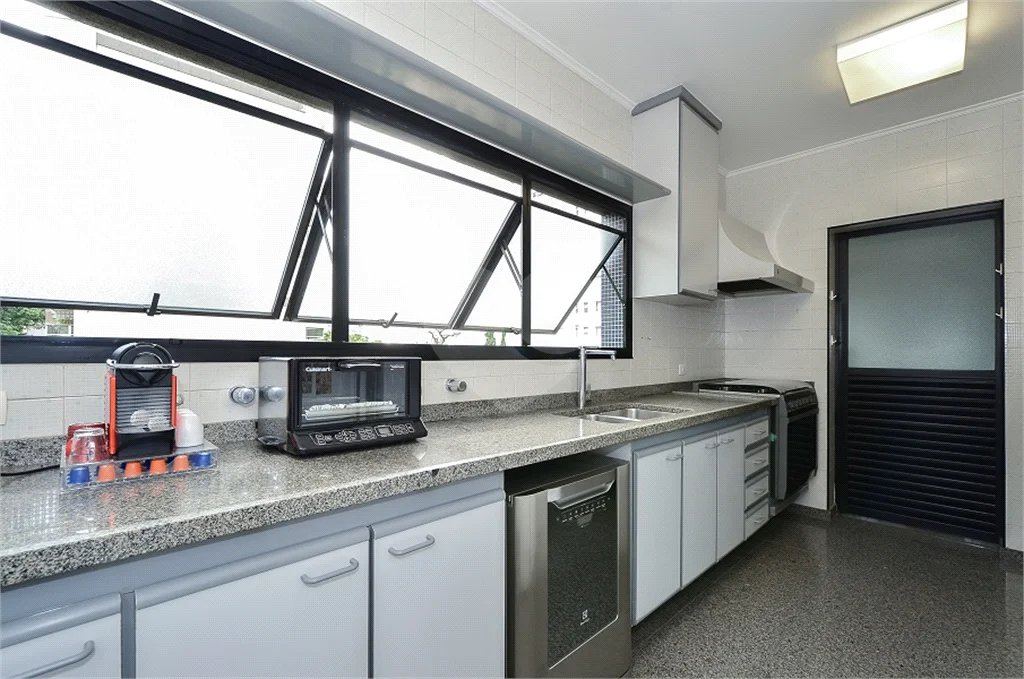 Imóvel de 226m² exclusivo com sala ampla 4 quartos, 2 suítes, 4 vagas Higienópolis