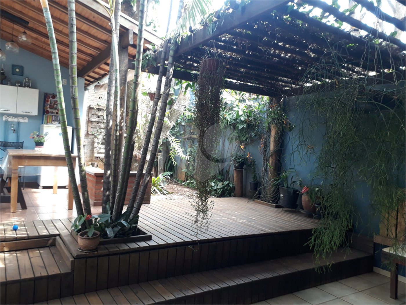 Sobrado com quintal amplo e arborizado a venda