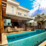 Casa de Alto Padrão em Condomínio com 4 suítes.