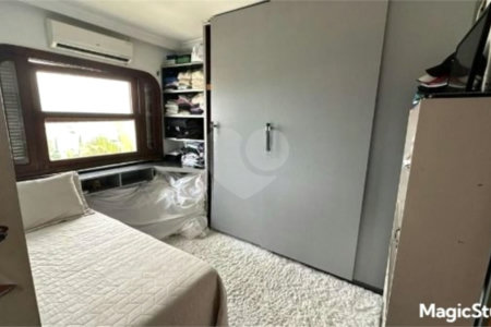 Casa com 400m², 4 dormitórios, sendo 3 suítes, 5 vagas de garagem, à venda na Vila Prudente.