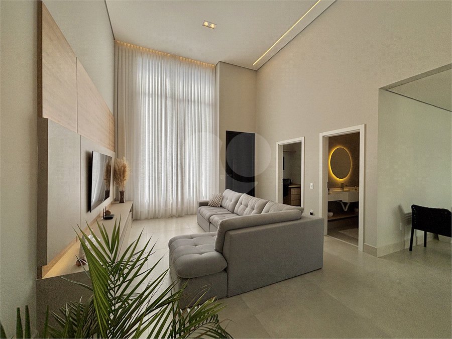 Indaiatuba - Sp - Condominio Maria Candida - R$ 2.250.000,00 - 3 suítes, sendo 1 master com closet e banheiro com duas cubas e dois chuveiros - Escritório - Piscina em Alvenaria aquecida e Hidro com Iluminação - Ar Condicionado instalado em todos os quartos, escritorio, sala e area gourmet