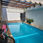 Sobrado com 14 metros de frente , na Região do Jardim Guapira , próximo ao Clube Guapira com 5 dormitórios, sendo 3 suíte com armários embutidos ,banheiro social, Sala para 2 ambientes, escritório com banheiro .cozinha ampla com armários, área de serviço ,dispensa, quintal com banheiro externo c