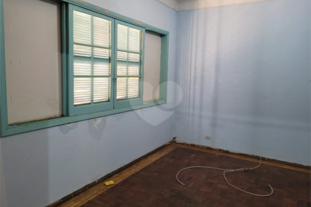 Casa Térrea com 3 dormitórios.