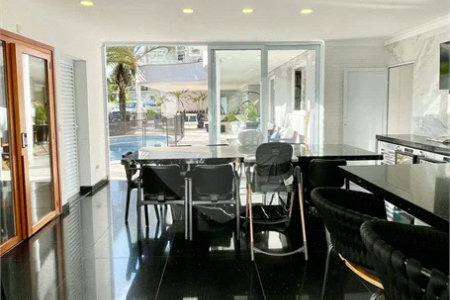 Casa à venda em Tamboré, toda reformada e decorada por arquitetos renomados