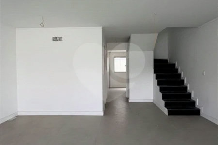 Casa duplex com 4 quartos, piscina e área gourmet, em condomínio com lazer completo e localização estratégica ao lado do Park Shopping.