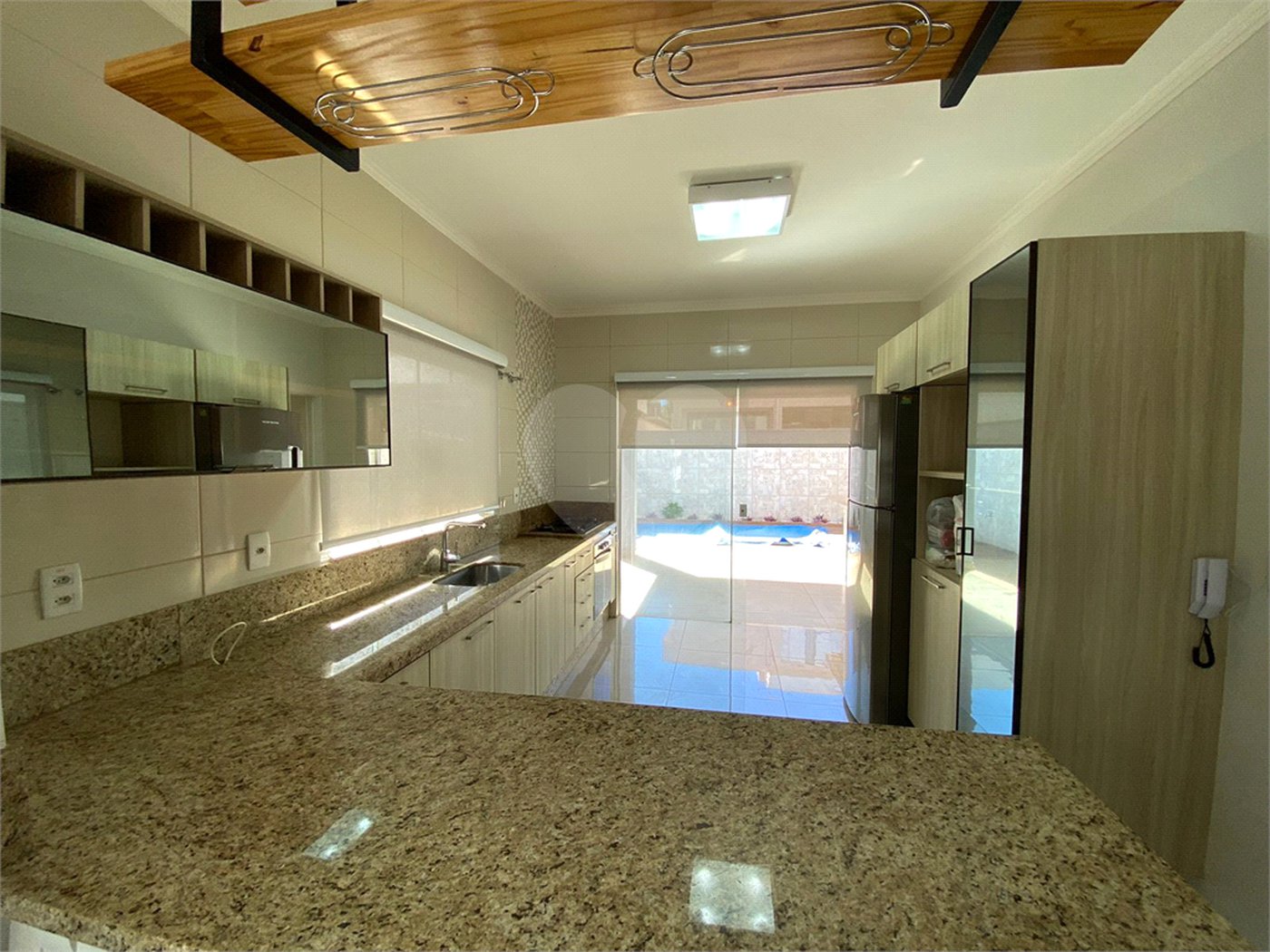 Casa térrea com piscina para venda no Condomínio Quebec.