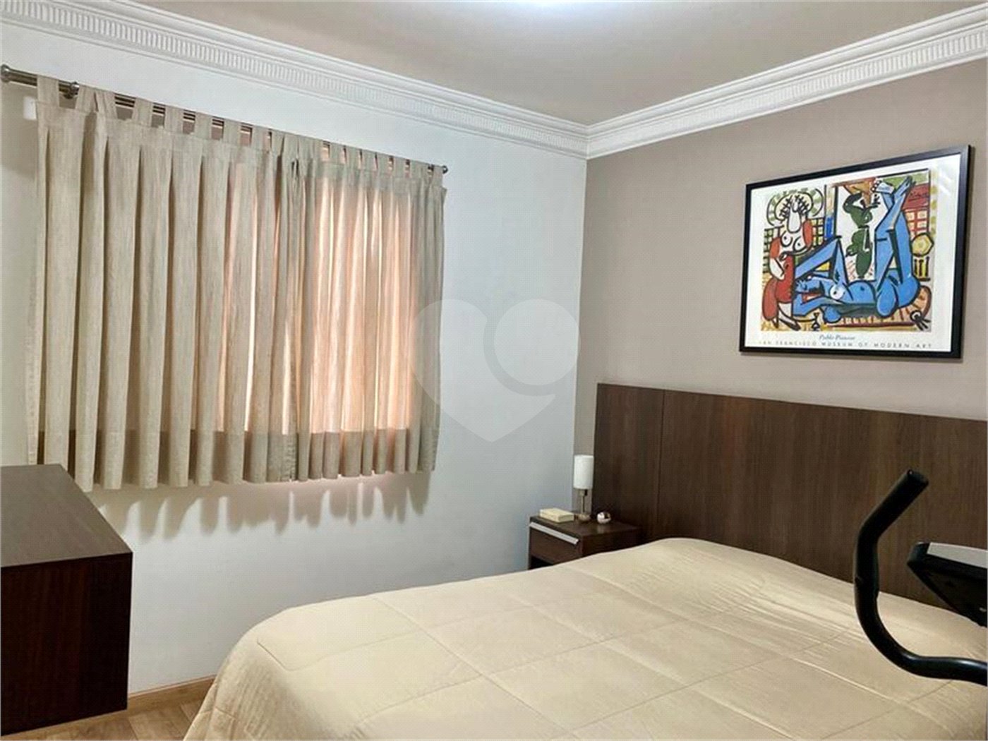 Apartamento de 03 dormitórios sendo 1 suíte e 02 vagas de garagem.