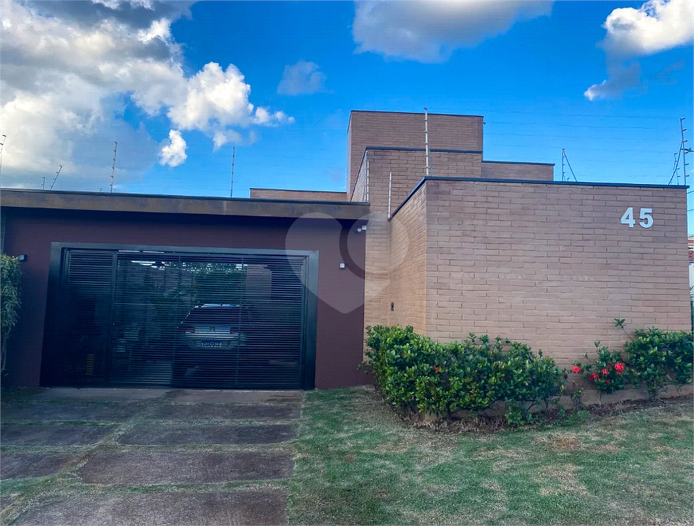 Casa Térrea com Acabamento em Tijolo Aparente e Quintal Amplo - Próximo ao Shopping Iguatemi