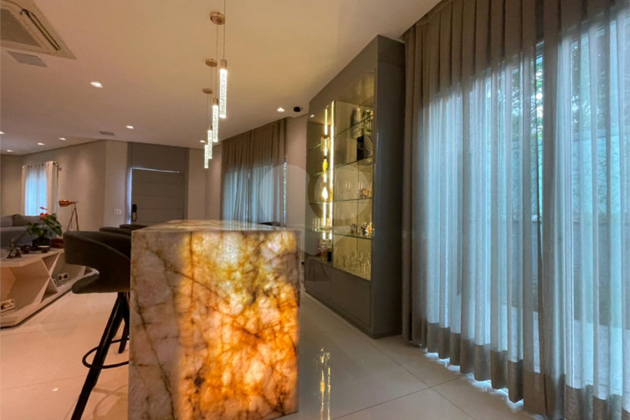 Casa com 4 quartos em condomínio fechado com piscina