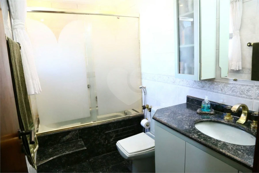 Apartamento à venda com 3 quartos, sendo 1 suíte, e 4 banheiros no total.