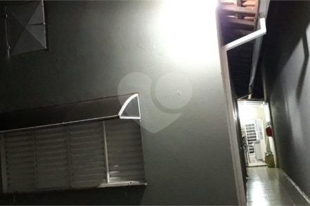 Casa térrea com 3 dormitórios, sendo 1 suíte.