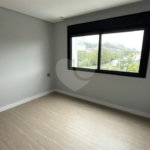 Sobrado de alto padrão no Swiss Park, totalmente reformado, com 4 suítes, piscina, elevador, espaço gourmet, 4 vagas e condomínio com lazer completo.