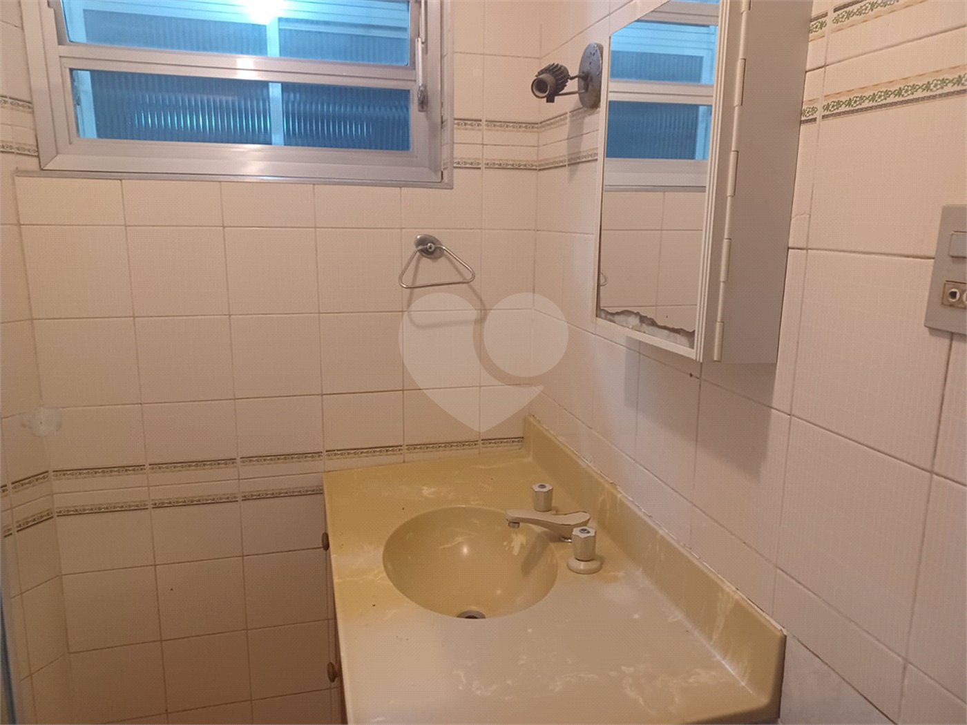 Apartamento super bem localizado, com 01 dormitório e armário embutido