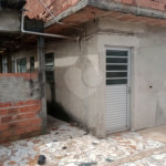 Terreno com 6 casas em 293m² de área total.