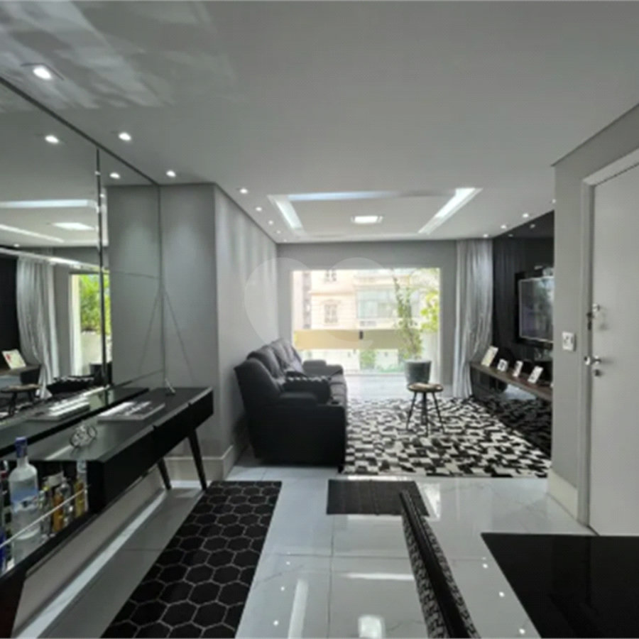 Apartamento reformado com varanda e localização privilegiada no Jardim América