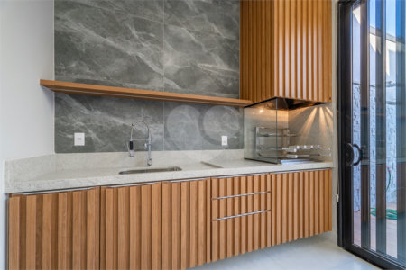 Indaiatuba - SP - Condominio Dona Lucilla - Valor R$2.295.000,00 - 3 suítes + escritório + lavabo - Terreno: 300m2 - Construção: 188m2 - Diferenciais - Móveis planejados no escritório, sala de TV, lavabo, cozinha, área gourmet, lavanderia, banheiros e closet - Ar condicionado em todos os ambie