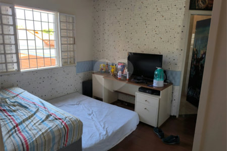 Casa à Venda no Santa Marta com 3 Suítes e Piscina