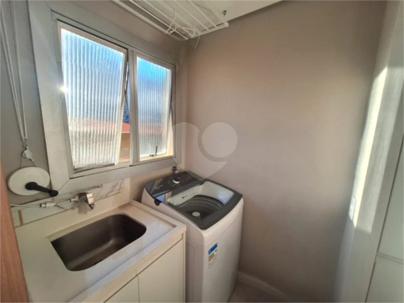 Apartamento totalmente mobiliado com 2 dormitórios, 1 vaga