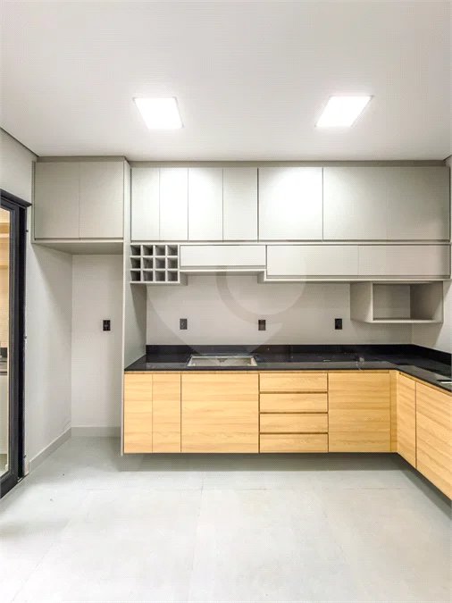 Indaiatuba - Jardim Bom sucesso - Área total: 150m² - Área construída: 115m² - 3 dormitórios sendo 1 suíte com armário planejado;Sala para dois ambientes; Banheiros com box gabinetes e espelhos; Área gourmet com churrasqueira a carvão e móveis planejados; Lavanderia coberta; Ar condicionado na sala