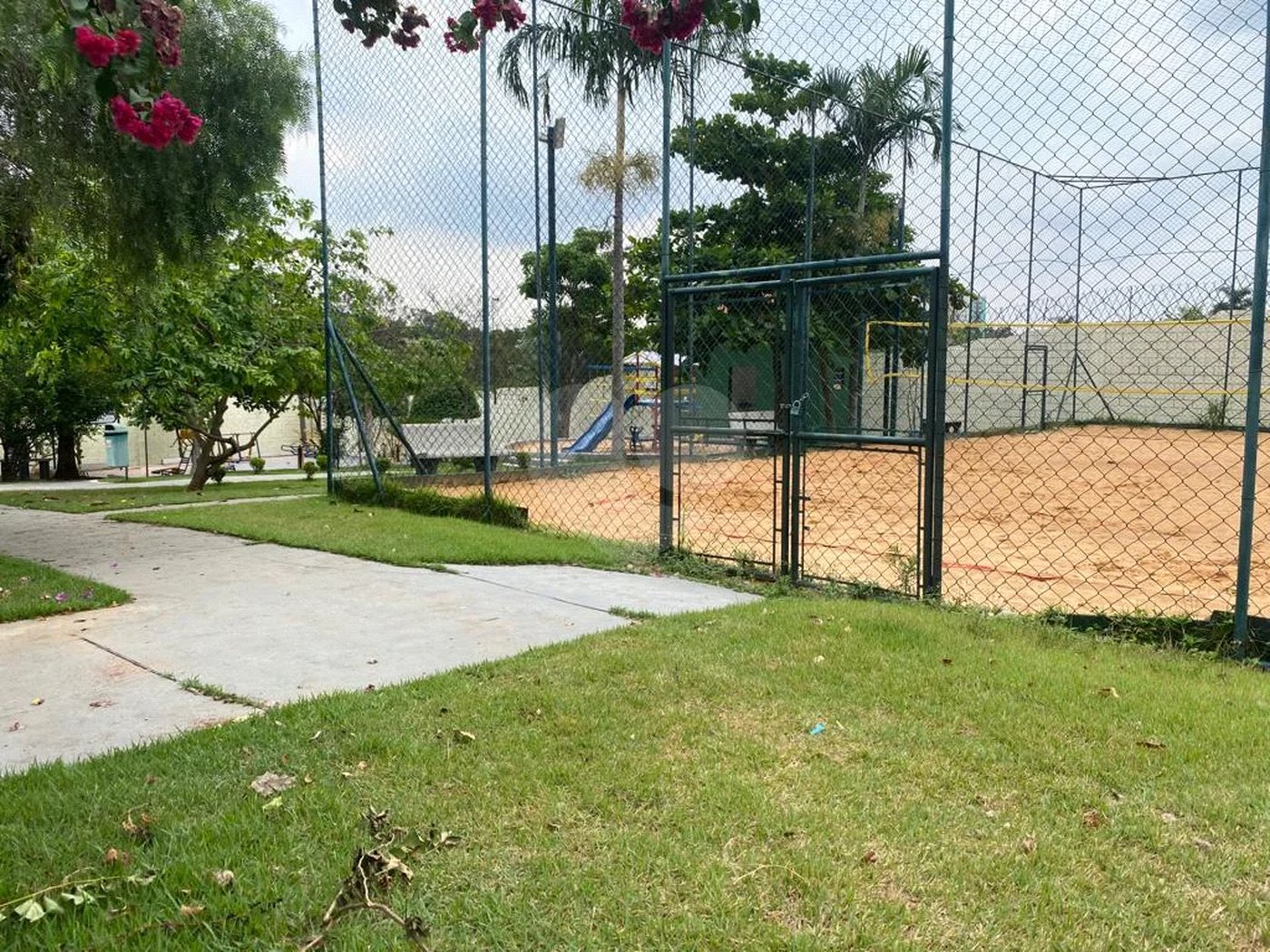 Sobrado de esquina Golden Park