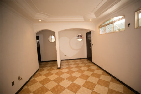 Casa com 4 Dormitórios e área de lazer com piscina