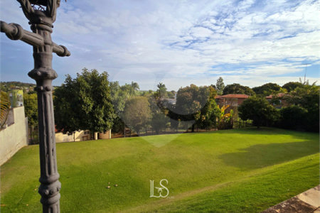 Indaiatuba- Vale das Laranjeiras - Vista dos fundos para o lago - Casa assobradada - 3 pisos, 4 quartos, 2 suítes, uma com hidro ,escritório, sala 3 ambientes, lareira, lavabo,cozinha ampla, despensa, lavanderia, churrasqueira, forno pizza, 6 wcs, piscina, jardim despensa, garagem, segurança