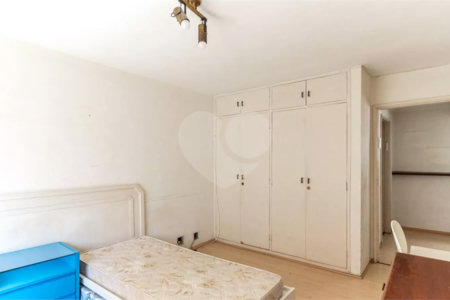 Este elegante apartamento em Higienópolis oferece 224m² de área muito bem distribuída, perfeito para quem valoriza conforto