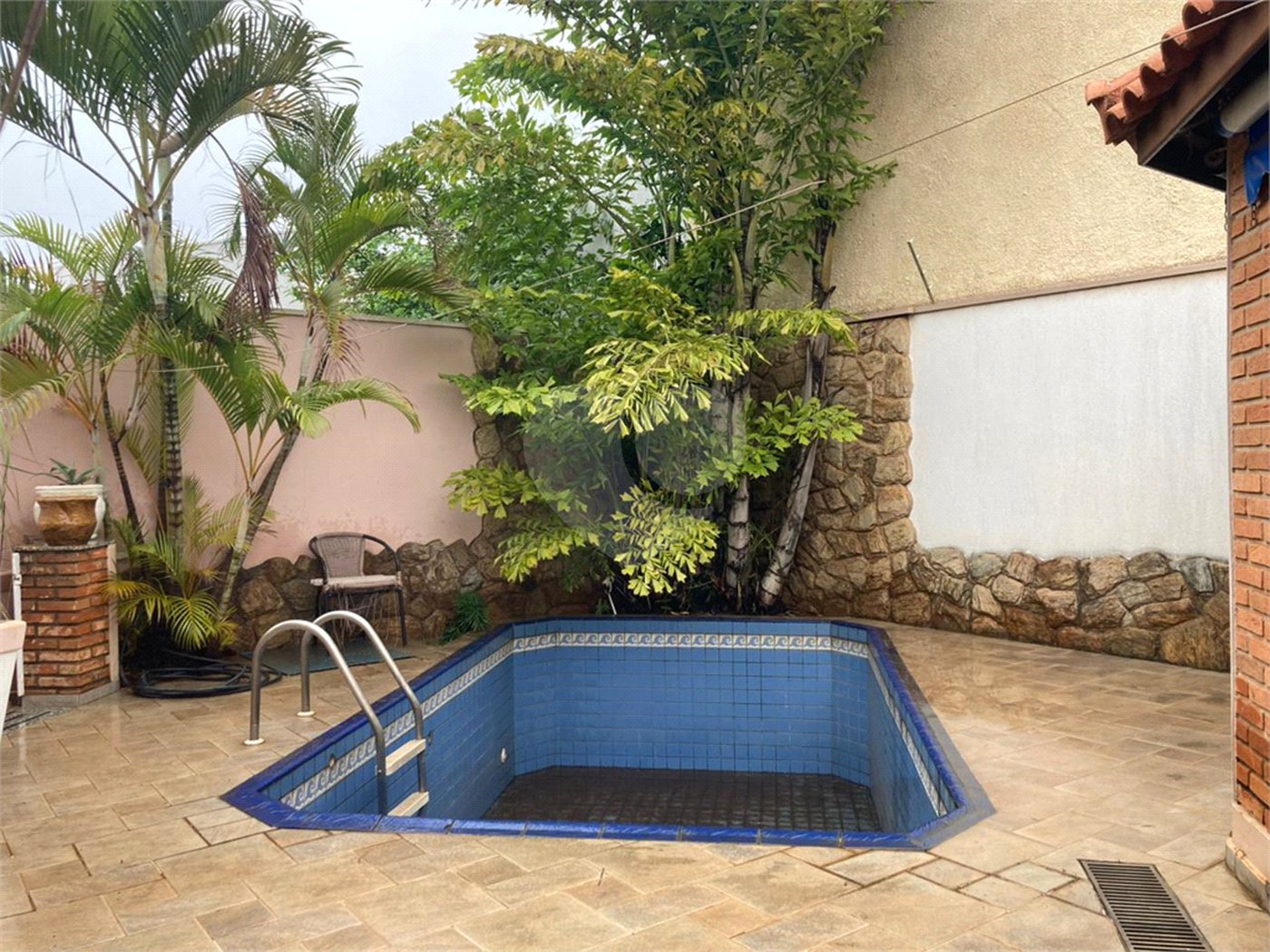 Casa Térrea com Acabamento em Tijolo Aparente e Quintal Amplo - Próximo ao Shopping Iguatemi