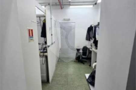Prédio Comercial com 300m² , 3 pavimentos , refeitório , 2 banheiros , à venda no Brás.