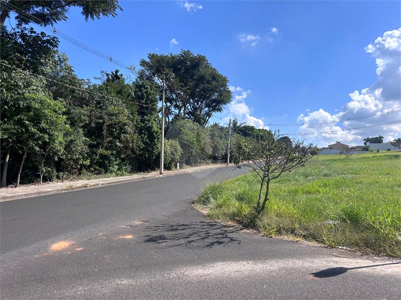 Terreno amplo localizado a venda.