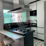 Sobrado com 3 quartos e garagem para 5 veículos.