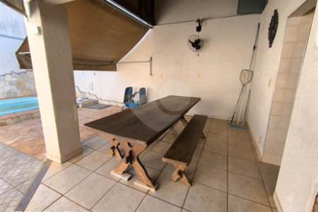 Casa á venda na Avenida Pau Brasil.