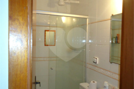 Sobrado com 4 quartos sendo 2 suítes.