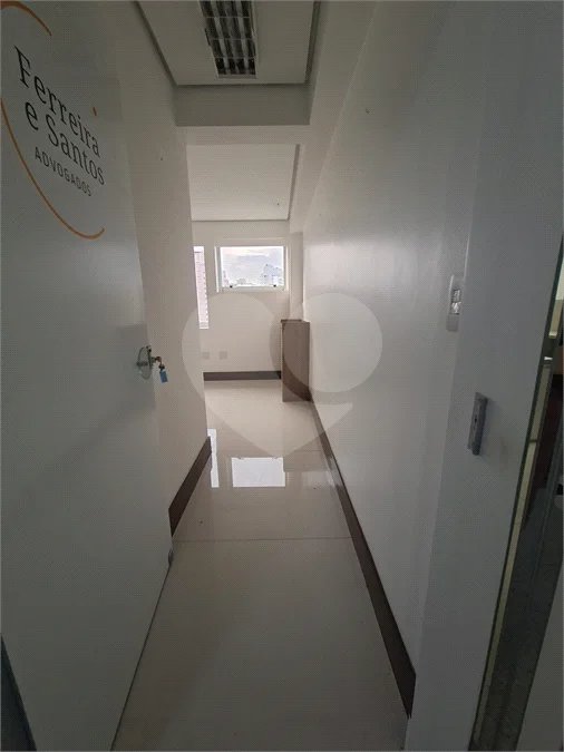 SALA COMERCIAL DE 90 M² COM 12 BAIAS, SALA DE REUNIÃO, AR-CONDICIONADO CENTRAL E 2 VAGAS!