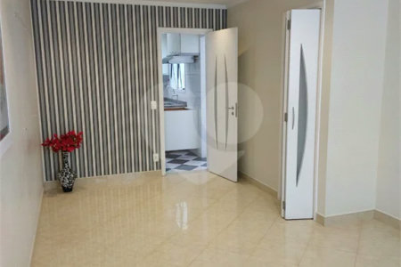 Sobrado á venda com 102m²- Vila Bertioga.