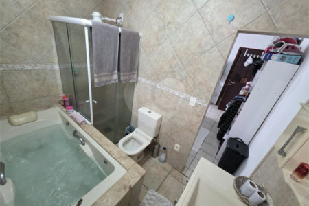 Casa térrea à venda no Douradinho com 2 quartos e edícula com mais dois quartos e 2 banheiros.