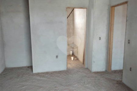 Sobrado em construção no Jardim de Cresci .