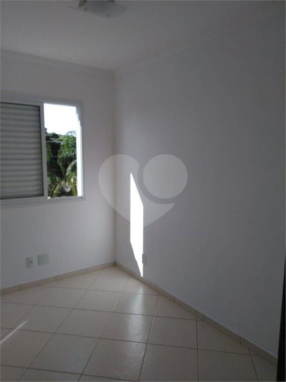Indaiatuba - Venda - Apartamento no Condomínio Portal das Flores com 64 m², 3 dorms, sendo 2 com armários planejados, , WC social, cozinha planejada e totalmente integrada com a lavanderia, varanda, , 02 vagas de garagem. Excelente localização, a poucos metros do Shopping Polo, mercados, padaria,