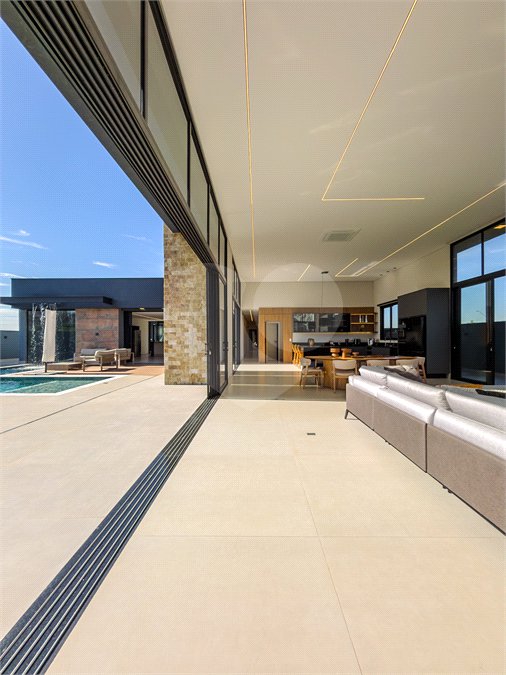 Indaiatuba - Quintas da Terracota - 1252 m² de terreno - casa térrea com 514 m² de área construída -3 vagas de garagem cobertas e 3 descobertas Lavabo - Sala de estar e jantar amplas e integradas - Escritório privativo - Cozinha toda equipada com geladeira, forno, micro-ondas, lava-louças,