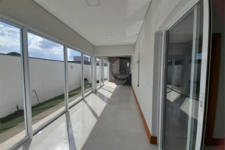 Belíssima Casa à Venda no Condomínio Damha IV