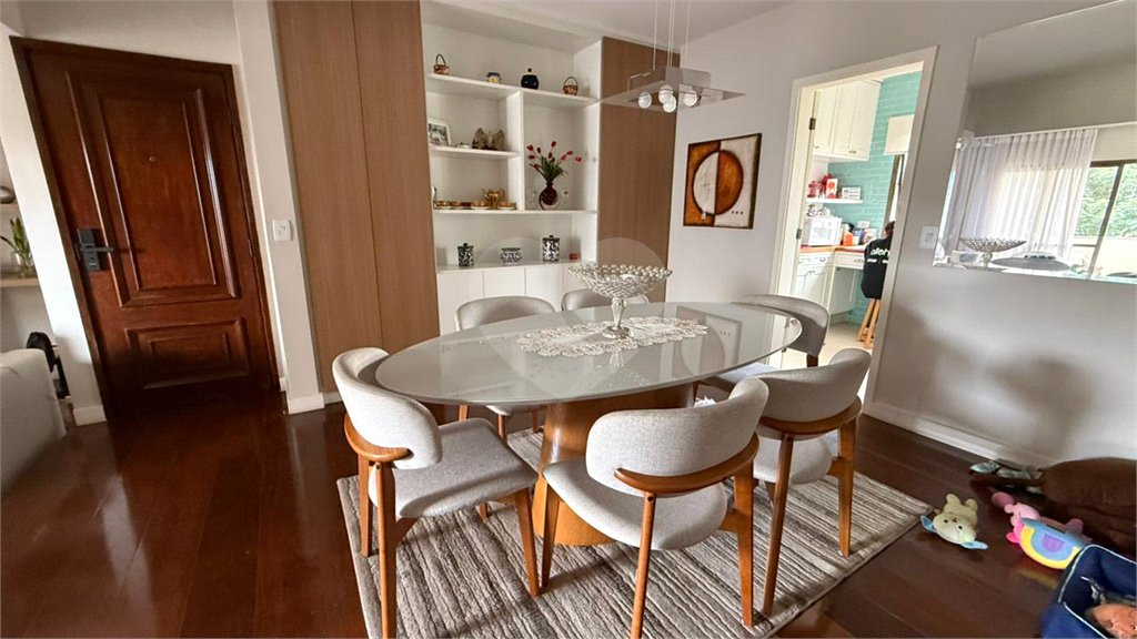 Apartamento de 130 m² com três dormitórios, sendo uma suíte, com armários embutidos, dependências de empregado e lavabo