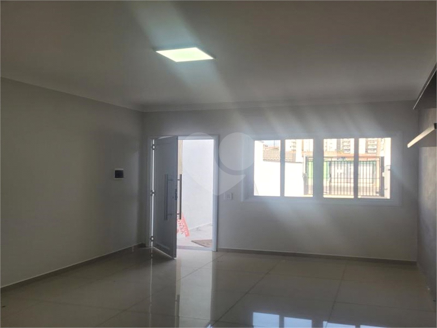 Indaiatuba - Sobrado para venda e Locação - Jardim Nely em Indaiatuba - R$ 425.000,00 - aceita parte em permuta - Bairro tranquilo com fácil acesso a rodovias, Shopping Polo Parque Mall - Assai, Polo shopping - Com duas suítes sendo uma com sacada, , lavabo. área de serviço , 2 vagas, portão ele