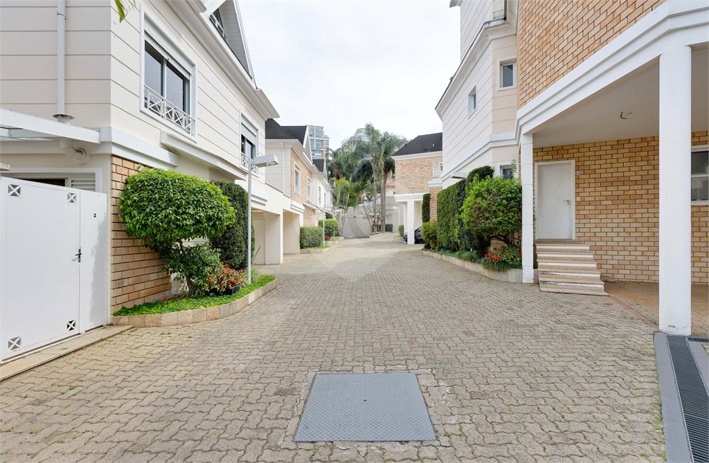 Casa à venda com 4 quartos, sendo 2 suítes, no condomínio Bristol Village, São Paulo - SP