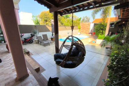 Casa à Venda no Santa Marta com 3 Suítes e Piscina