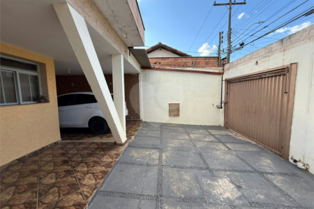 Casa térrea com piscina e 3 quartos.