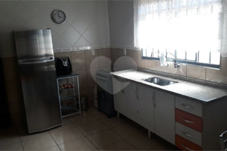 Sobrado com 3 dormitórios, sendo 2 suítes, uma delas master.