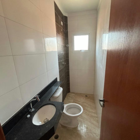 Duplex à venda com 2 quartos, sendo 1 suíte, apenas 400m Mar