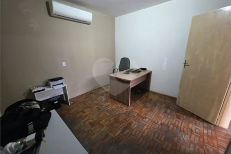Casa térrea à venda com amplo quintal e grande potencial na Vila Nery