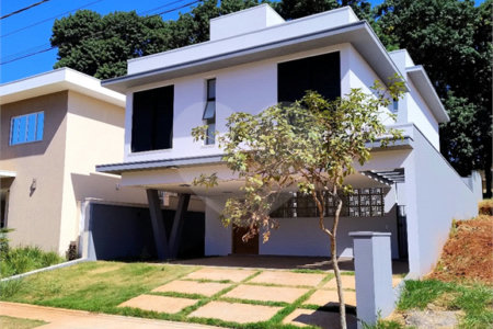Casa a venda no condomínio Faber III